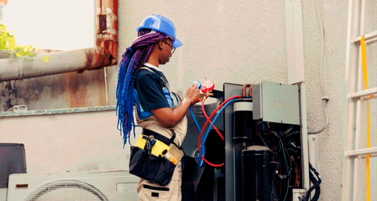 Mulher de capacete mexendo em caixa de luz